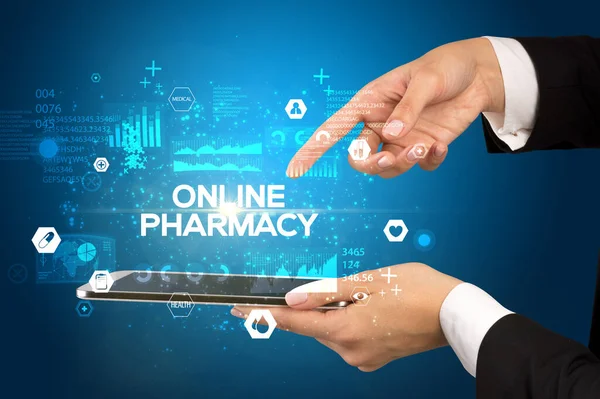 使用Online Pharmacy登记 医学概念的触摸屏的特写 — 图库照片