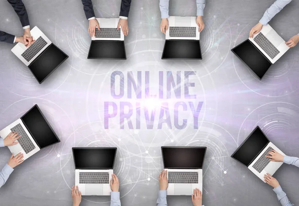 Группа Людей Перед Ноутбуком Online Privacy Insciption Концепция Веб Безопасности — стоковое фото