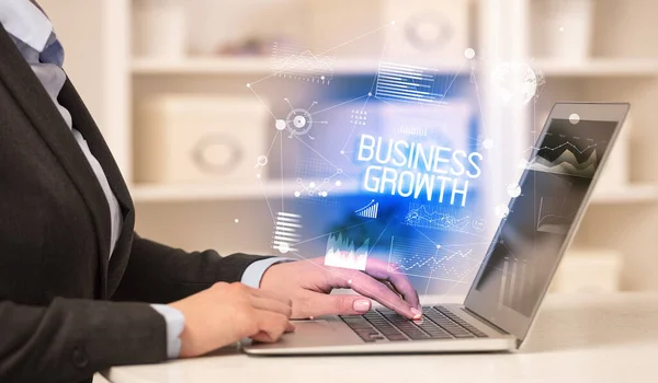 ビジネスの成長の碑文 現代的なビジネスコンセプトとノートパソコンで作業ビジネスの人の側面図 — ストック写真
