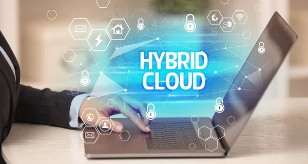 Hybrid Cloud Beschriftung Auf Laptop Internetsicherheit Und Datenschutzkonzept Blockchain Und — Stockfoto