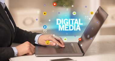 DIGITAL MEDIA yazıtlı, Sosyal medya konseptli dizüstü bilgisayar kullanan serbest çalışan kadın