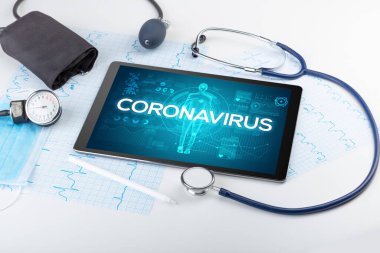CORONAVIRUS yazıt, coronavirus kavramına sahip tablet pc ve doktor araçları