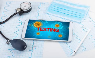 TESTING yazıtları ve mikrobiyoloji kavramına sahip bir tabletin yakın plan görüntüsü