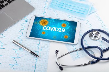 COVID19 yazıtları, mikrobiyoloji kavramına sahip bir tabletin yakın görüntüsü