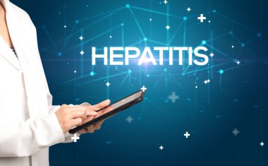 Doktor HEPATITIS yazıtları ve tıbbi konseptle tıbbi kayıtları dolduruyor.