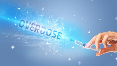 Şırınga, elinde OVERDOSE yazısıyla tıbbi enjeksiyon, tıbbi panzehir konsepti