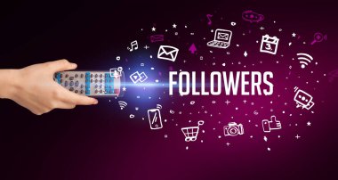 FOLLOWERS yazıtları ve sosyal medya konseptiyle el ele tutuşmak