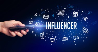 INFUENCER yazıtları ve sosyal medya konseptiyle el ele tutuşmak