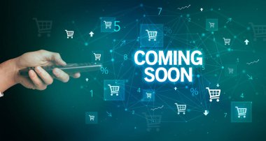 El ele tutuşan kablosuz çevre. Yakında gelecek yazı, online alışveriş konsepti.