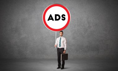 Genç iş adamı ADS kısaltmalı trafik levhası taşıyor, teknoloji çözüm kavramı