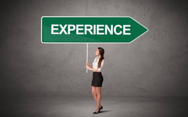 Genç iş adamı, ExperIENCE yazıtları, yeni iş yönü kavramı ile gelişigüzel yol tabelasında.