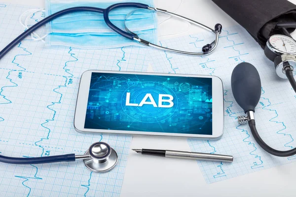 Lab缩写 医学概念的平板Pc的特写视图 — 图库照片
