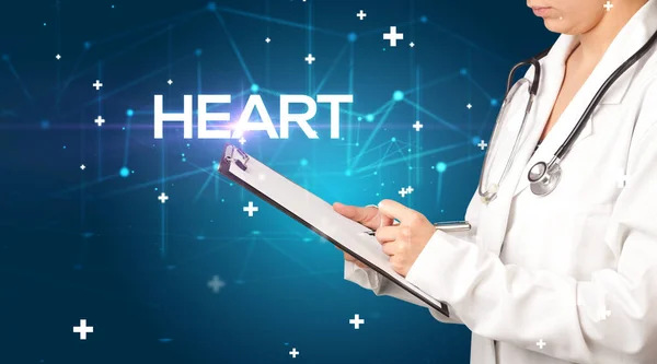 Dokter Vult Medisch Dossier Met Heart Inscriptie Medisch Concept — Stockfoto