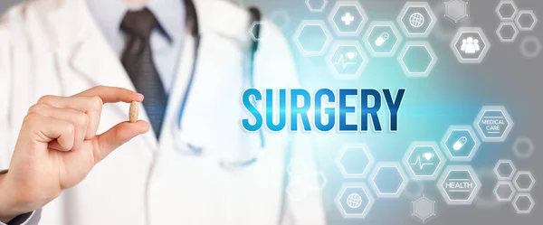 Közelkép Egy Orvosról Aki Surgery Felirattal Ellátott Tablettát Önnek Orvosi — Stock Fotó