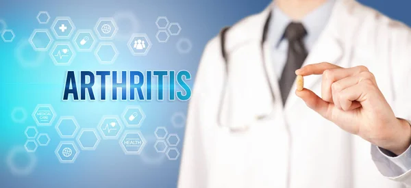 Close Van Een Arts Die Een Pil Geeft Met Arthritis — Stockfoto