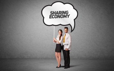 Genç iş adamı, günlük bekleme yolu tabelasında 