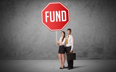 FUND yazıtlı yol tabelası tutan genç işadamı, yeni kural kavramı
