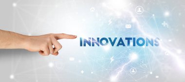 INNOVATIONS yazıtlarına el işareti, modern teknoloji kavramı