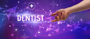 Kesilmiş ellerin yakın çekimi DENTIST yazısını işaret ediyor, tıbbi konsept