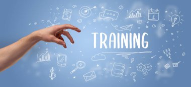 Kesilmiş ellerin yakın çekimi eğitim yazıtlarına işaret ediyor, modern iş çözümleri kavramı