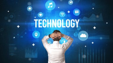 TECHNOLOGY yazıtları ve modern teknoloji kavramına sahip bir işadamının arka görüşü