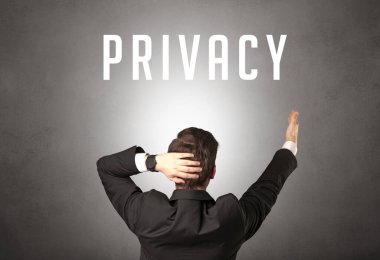 Özel yazıtlara ve siber güvenlik kavramına sahip bir işadamının arka görünüşü