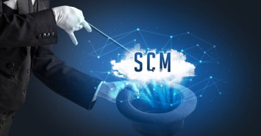 Sihirbaz SCM kısaltması olan modern teknoloji konseptiyle sihirbazlık numarası yapıyor.