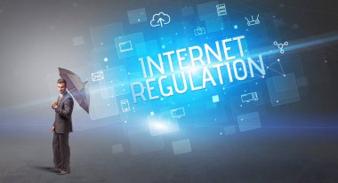 Siber saldırıya karşı şemsiyeyle savunma yapan bir işadamı ve internetteki yazıt, online güvenlik kavramı