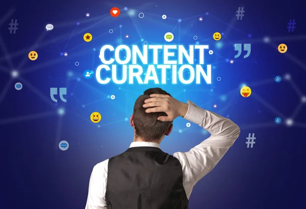 Content Curation Felirattal Rendelkező Üzletember Visszapillantása Közösségi Hálózati Koncepció — Stock Fotó