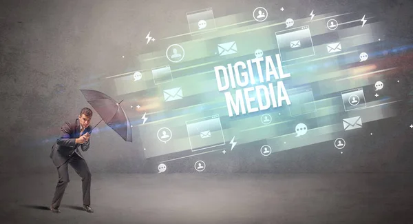デジタルメディアの碑文から傘で守るハンサムなビジネスマン 新時代のメディアコンセプト — ストック写真