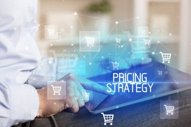Genç kişi online alışveriş uygulaması üzerinden PRICING STRATEGY yazıtları ile alışveriş yapıyor
