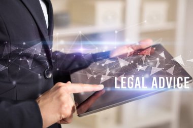 LeGAL ADVICE yazıtları ve modern iş teknolojisi kavramı olan tablet kullanarak elleri kapat