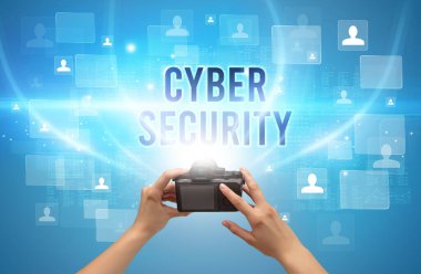 CYBER GÜVENLİK yazıtları ve video izleme konseptiyle el kamerasının yakın çekimi