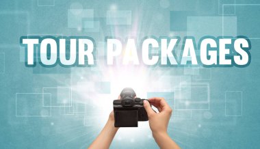 Tour PACKAGES yazıtları ve seyahat konsepti olan bir dijital kameranın yakın çekimi