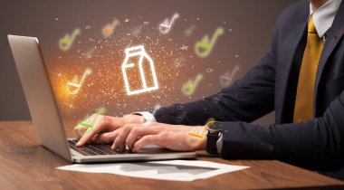 Ekrandan çıkan hardal / ketçap simgeleriyle internette elle tarama yapmak