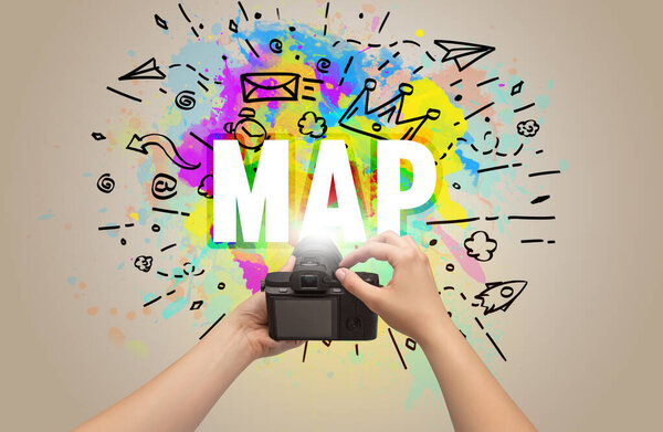 Крупный план ручной цифровой камеры с абстрактным рисунком и надписью MAP