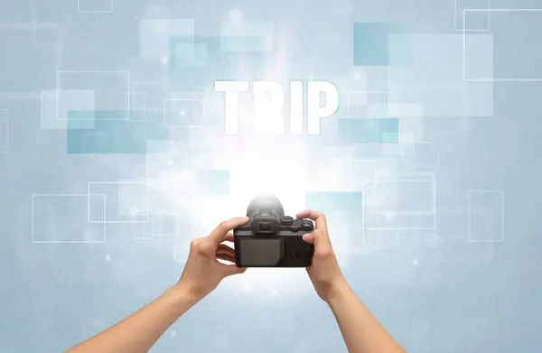 Close Uma Mão Segurando Câmera Digital Com Inscrição Trip Conceito — Fotografia de Stock