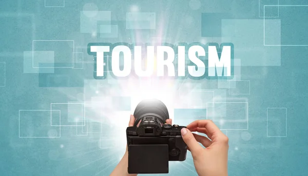 手持数码相机的特写 带有Tourism登记 旅行概念 — 图库照片