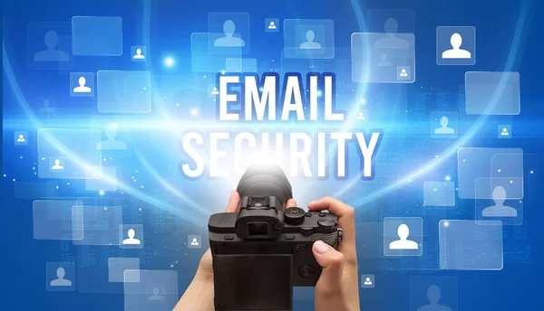Närbild Handhållen Kamera Med Email Security Inskription Videoövervakning Koncept — Stockfoto