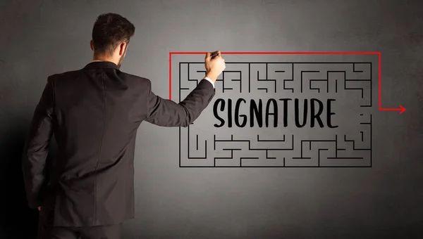 ビジネスマンが署名付きの迷路を描く ビジネス教育の概念 — ストック写真