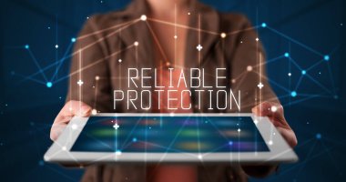 Tablet üzerinde çalışan genç iş adamı dijital işareti gösteriyor: RELUL PROTEKSİYON