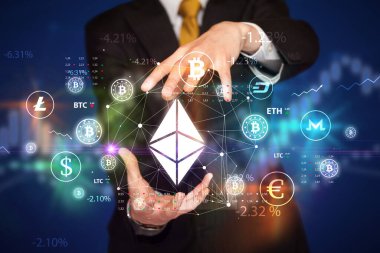 İş adamı ethereum sembolü ve yatırım konseptini elinde tutuyor