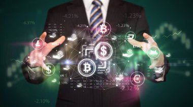 Kripto döviz sembolü ve yatırım konseptini elinde tutan bir işadamı