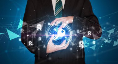 Çözüm konsepti, anahtar ikona sahip iş adamlarının elinde, yaratıcı iş stratejisi planı