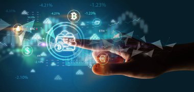 Multimedya dokunmatik ekran fütüristik konsept üzerinde iş adamı el ile bitcoin cüzdan sembolü itme