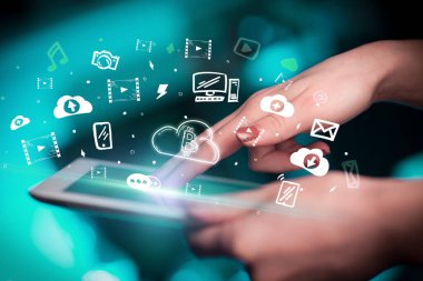 Elle çizilmiş bulut simgelerine sahip bir dokunmatik ekran yakın plan, dijital dönem konsepti