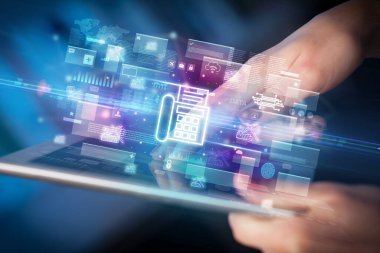 Faks simgeleri içeren tablet kullanan bir elin yakın çekimi, dijital para birimi kavramı