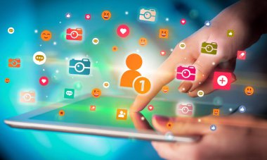 Renkli arkadaş istek simgeleri içeren tablet kullanan bir elin yakın plan görüntüsü, sosyal ağ konsepti
