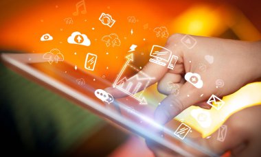 Elle çizilmiş grafik simgeleriyle bir dokunmatik ekran yakın plan, dijital dönem konsepti