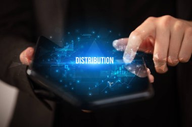 İş adamı elinde katlanabilir bir akıllı telefon tutuyor. Üzerinde DiSTRIBUTION yazıtları ve iş konsepti var.
